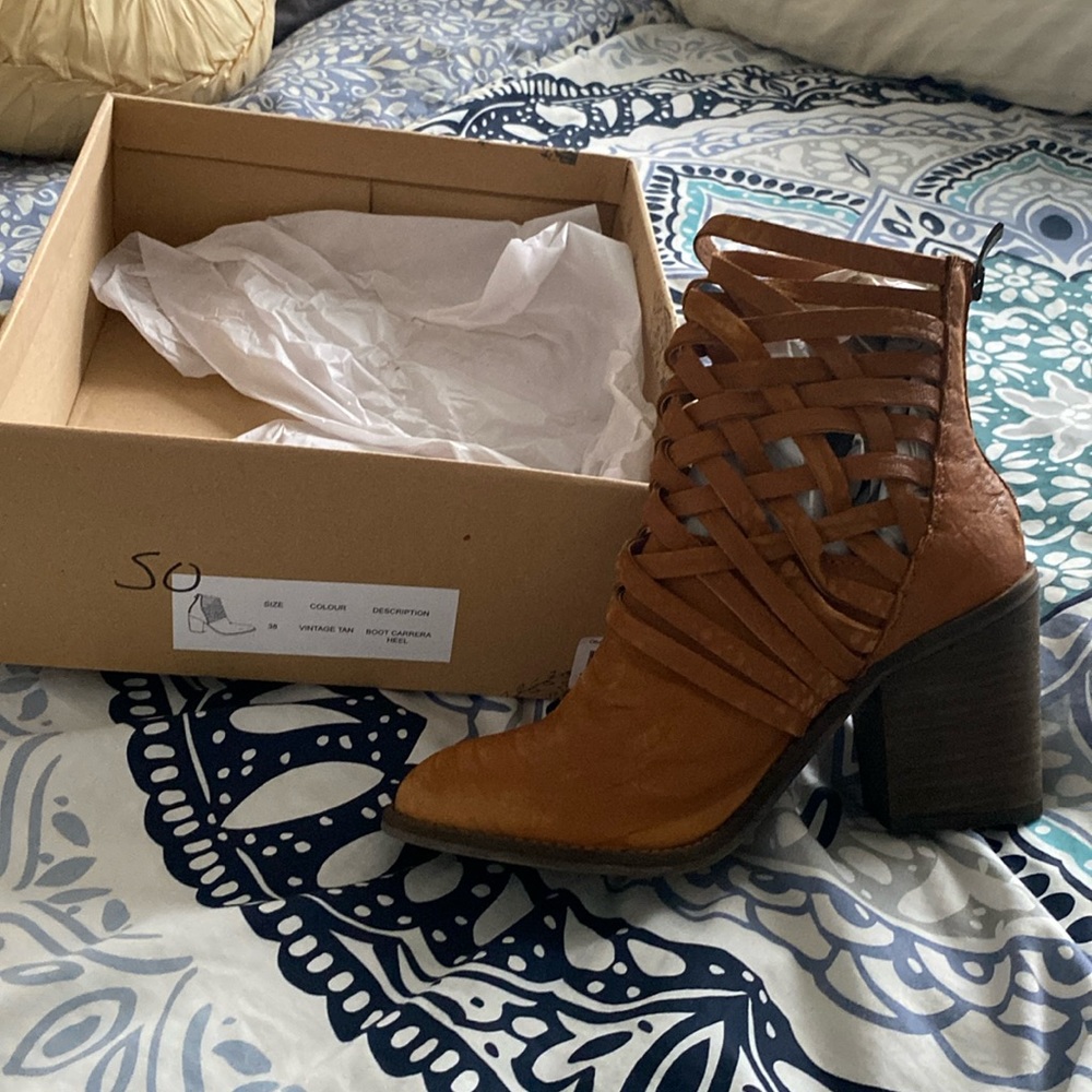 Free people ladies vintage tan boots